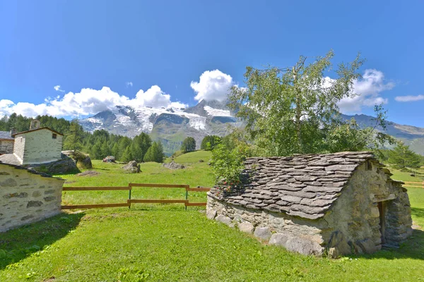 Chalé Velho Típico Aldeia Uma Paisagem Alpes Europeus Verão — Fotografia de Stock