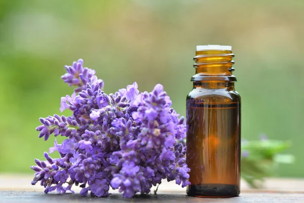 Flasche Ätherisches Und Bouquet Von Lavendelblüten Auf Einem Holztisch Auf — Stockfoto