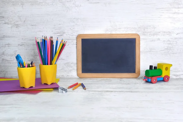 Pizarra Escritorio Para Niños Con Lápices Colores Maceta Amarilla Juguete —  Fotos de Stock