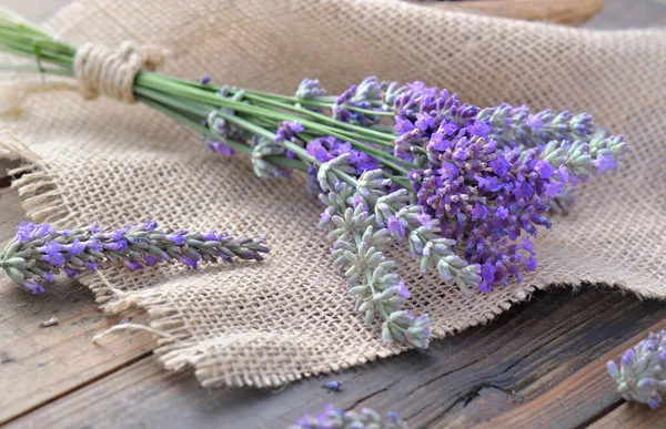 Buquê Flores Lavanda Pedaço Tecido Fundo Madeira — Fotografia de Stock