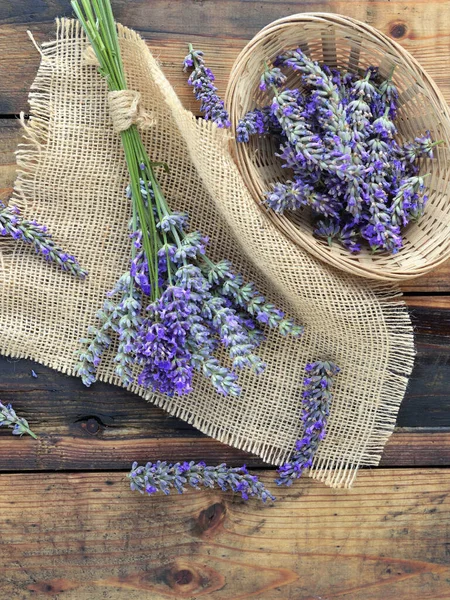 Haug Med Lavendelblomster Stoff Kurv Landlig Trebakgrunn – stockfoto