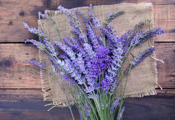 Bukett Med Lavendelblomster Stoff Landbasert Trebakgrunn – stockfoto