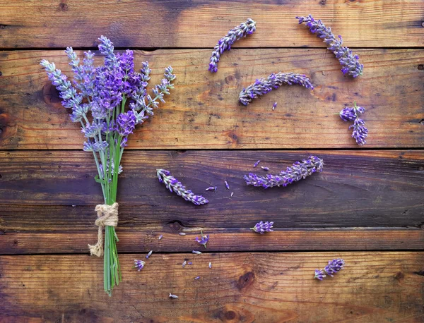 Bos Van Lavendel Bloemen Bloemblaadjes Rustieke Houten Achtergrond — Stockfoto