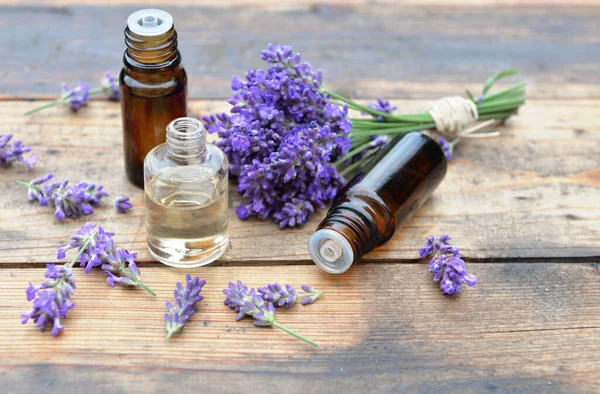 Botellas Aceite Esencial Con Una Derramada Sobre Fondo Madera Ramo —  Fotos de Stock