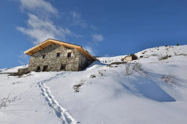 Chalet Alpin Traditionnel Sommet Une Montagne Enneigée Sous Ciel Bleu — Photo