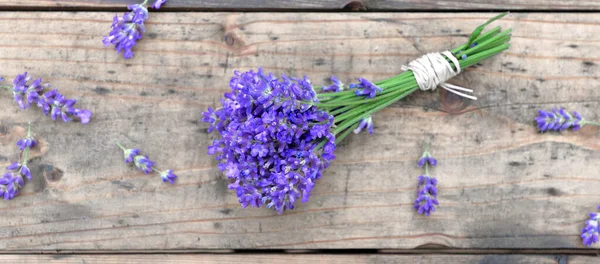 Bovenaanzicht Een Boeket Lavendelbloemen Houten Ondergrond — Stockfoto