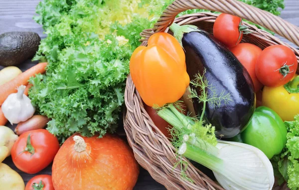 Zamknąć Różne Kolorowe Warzywa Koszyku — Zdjęcie stockowe