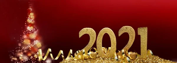 2021 Gouden Figuren Staand Een Hoop Glitter Rode Achtergrond Met — Stockfoto