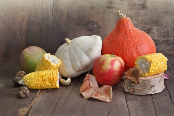木制背景的五彩缤纷的秋季蔬菜和水果 — 图库照片
