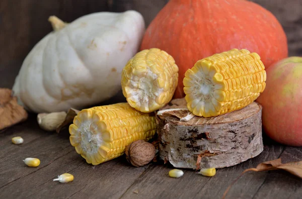 Frisches Stücke Geschnittenes Mais Vor Verschiedenem Und Buntem Herbstgemüse Und — Stockfoto