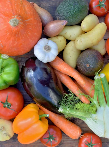 Tahtadaki renkli sebzelerin üzerine kapanış. 