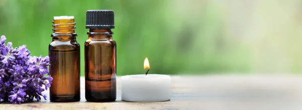 Garrafas Óleo Essencial Com Flor Lavanda Vela Dispostos Uma Mesa — Fotografia de Stock