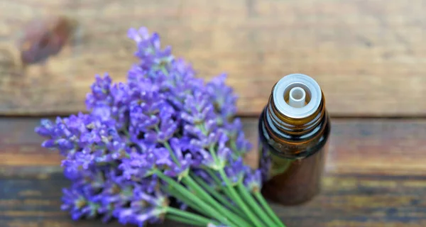 Fles Etherische Olie Boeket Lavendel Bloemschikken Een Houten Tafel — Stockfoto