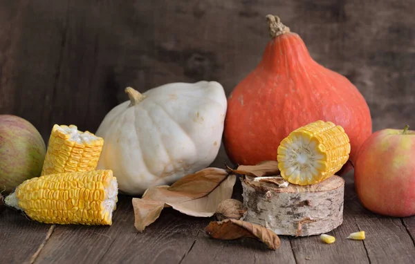 Verschiedene Und Bunte Herbstliche Gemüse Und Früchte Und Maiskolben Stücke — Stockfoto