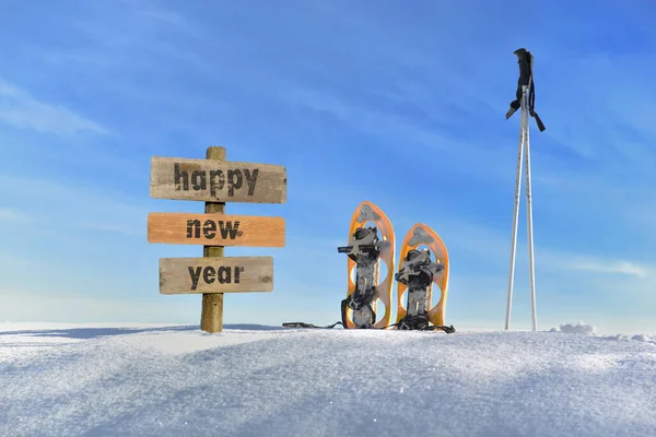 Houten Bord Met Tekst Gelukkig Nieuwjaar Sneeuw Naast Sneeuwschoenen Skisticks — Stockfoto