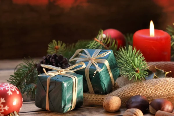 Decoração Natal Tradicional Fundo Madeira Com Velas Presentes — Fotografia de Stock