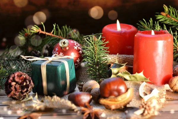 Traditionele Kerstversiering Houten Achtergrond Met Kaarsen Geschenken Wazige Lichtjes — Stockfoto