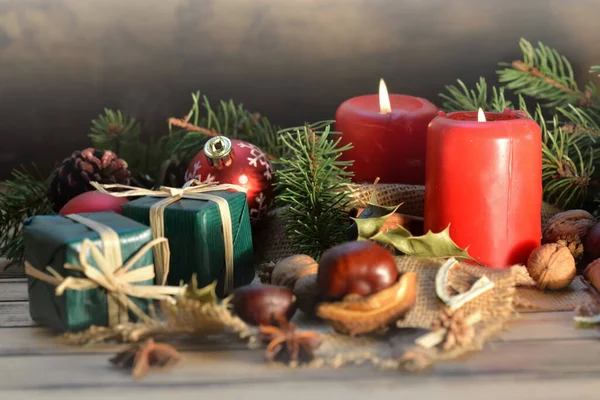 Décoration Noël Traditionnelle Sur Fond Bois Avec Bougies Cadeaux — Photo