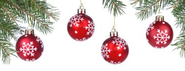 Beyaz arka planda bir ağacın dalında asılı kırmızı Noel mücevherleri.