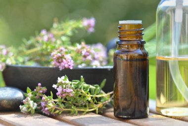 Aromatik taze bitkiyle birlikte gerekli bir yağ şişesine kapat. 