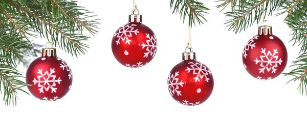 Κόκκινα Στολίδια Χριστουγέννων Κρέμονται Κλαδί Από Έλατο Δέντρου Λευκό Φόντο — Φωτογραφία Αρχείου
