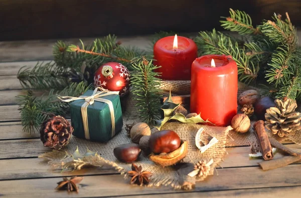 ろうそくやギフトボックスと木製のテーブルの上に伝統的なクリスマスの装飾 — ストック写真