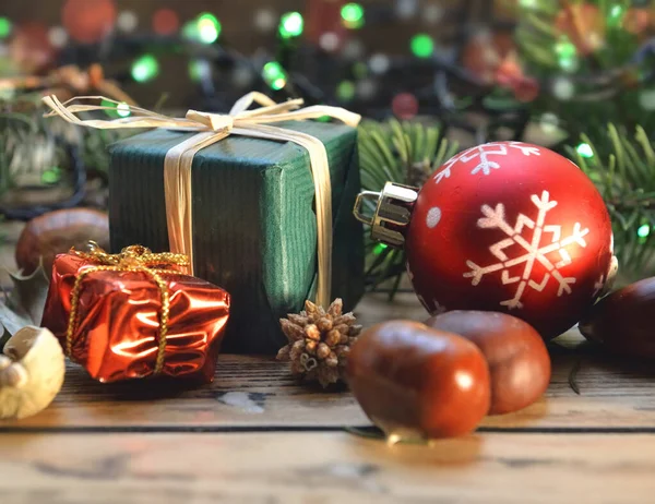 Decoração Natal Tradicional Mesa Madeira Com Caixa Presente Luzes Fundo — Fotografia de Stock