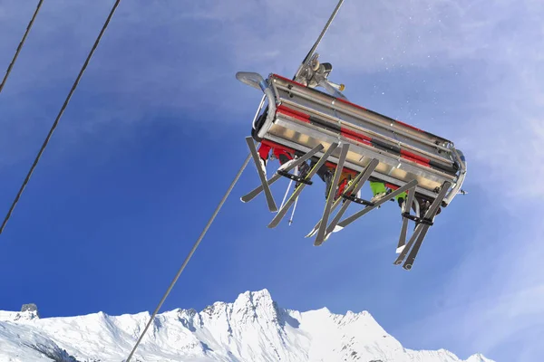 Uitzicht Stoeltjesliften Met Skiërs Van Onderen Blauwe Hemel Bergtop Besneeuwd — Stockfoto