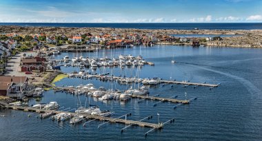 İsveç 'te Smoegen' de yüzen iskelede demirlediği marinanın yukarıdan görünüşü 