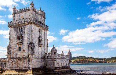 Belem Kulesi günbatımı Tagus Nehri üzerinde. Lisbon, Portekiz