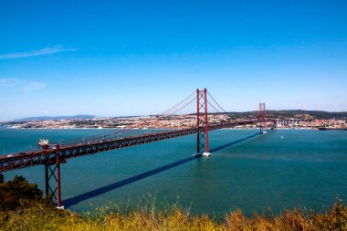 Tagus Nehri üzerinde üstten görünüm 25 de Abril Köprüsü Lizbon. Portekiz