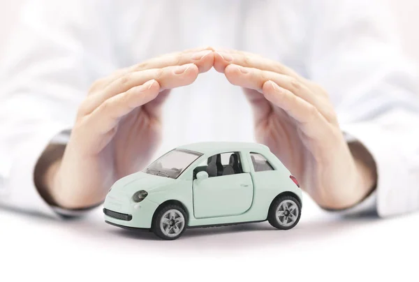 汽车保险概念 手盖小玩具车 — 图库照片