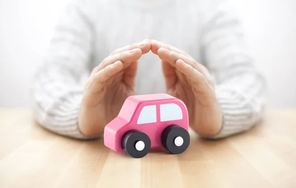 Conceito Seguro Automóvel Pequeno Carro Brinquedo Coberto Por Mãos — Fotografia de Stock