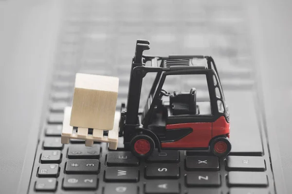 Vysokozdvižný Vozík Miniaturní Dřevěným Blokem Klávesnici Pro Laptop — Stock fotografie