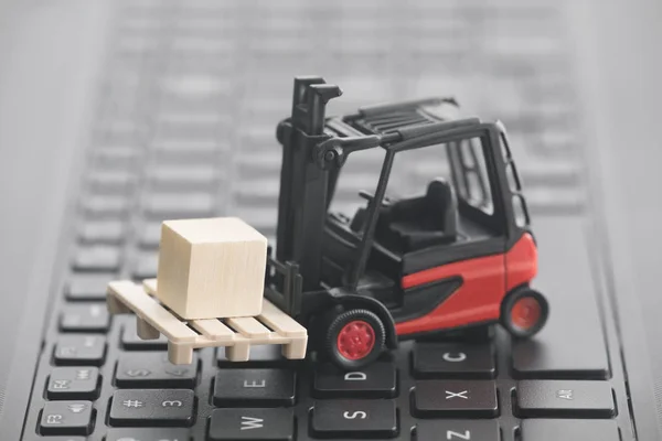 Vysokozdvižný Vozík Miniaturní Dřevěným Blokem Klávesnici Pro Laptop — Stock fotografie