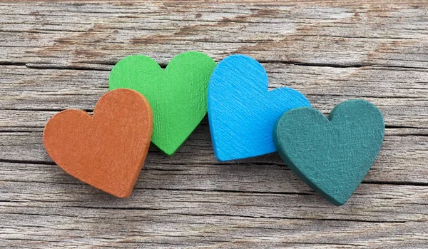 Ahşap arka planda renkli kalpler 