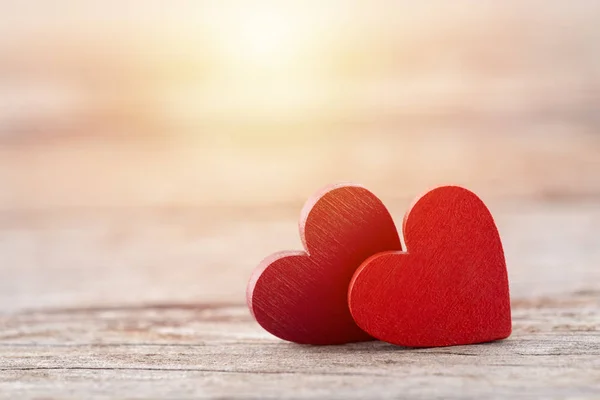 Два Красных Сердца Деревянном Фоне Закате — стоковое фото