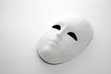 Gölge beyaz zemin üzerine beyaz maske 