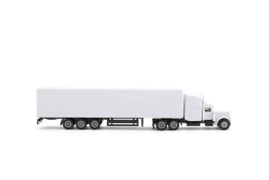 Beyaz uzun kamyon minyatür bir römork üzerinde beyaz arka plan ile. Kırpma yolu dahil. 