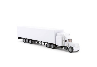 Beyaz uzun kamyon minyatür bir römork üzerinde beyaz arka plan ile. Kırpma yolu dahil. 