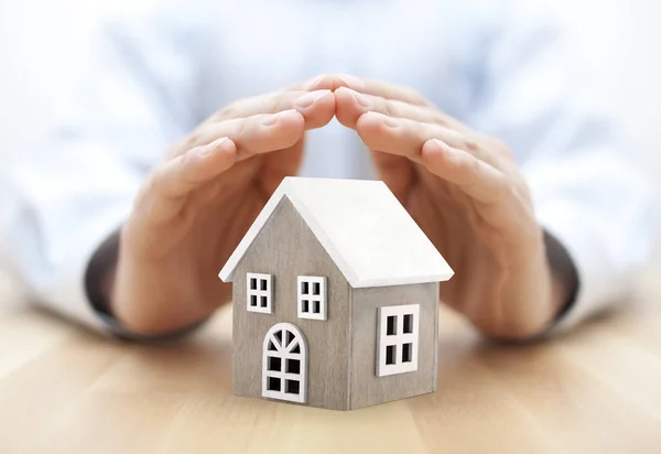 Pequeña Casa Madera Cubierta Por Las Manos — Foto de Stock