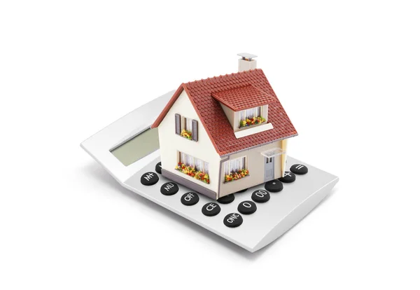 住宅ローンの計算機 白い背景の上の銀の電卓の家ミニチュア — ストック写真