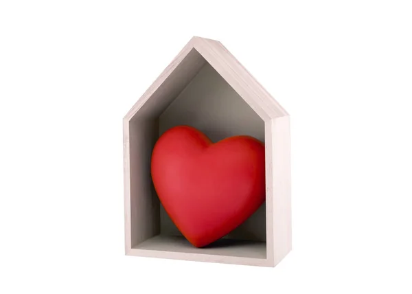 Casa Madeira Com Coração Vermelho Isolado Branco Com Caminho Recorte — Fotografia de Stock