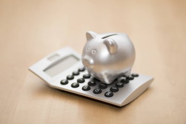 Piggy banka hesap makinesi üzerinde. Kaydetme, muhasebe veya kavramı bankacılık. 