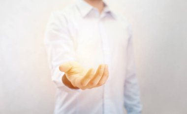 Bir adamın elinde ışık