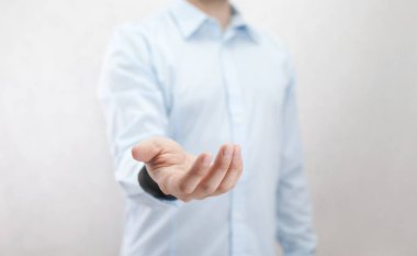 Eli açık bir adam. Tutmak, vermek, göstermek. 