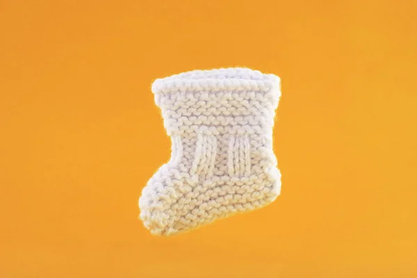 Weiße Babysocke Auf Orangefarbenem Hintergrund — Stockfoto