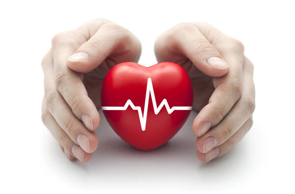 Красное сердце с пульсом, покрытым человеческими руками
. 
