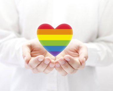 LGBT gökkuşağı kalp sembolü elinde aşkı 