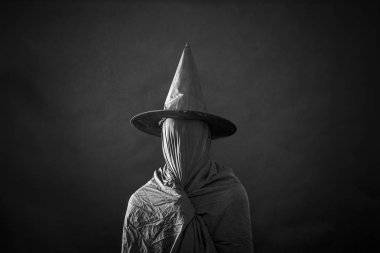 Karanlıkta uzun şapkalı hayalet figürü. 